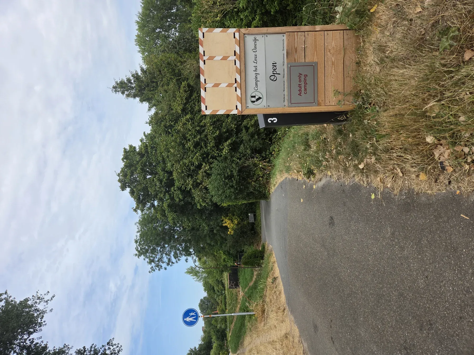 Toegangsweg met het bord van Camping Het Loze Vissertje